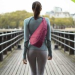 身体に心地よいデザインを体現するユニークなしずく型バッグ